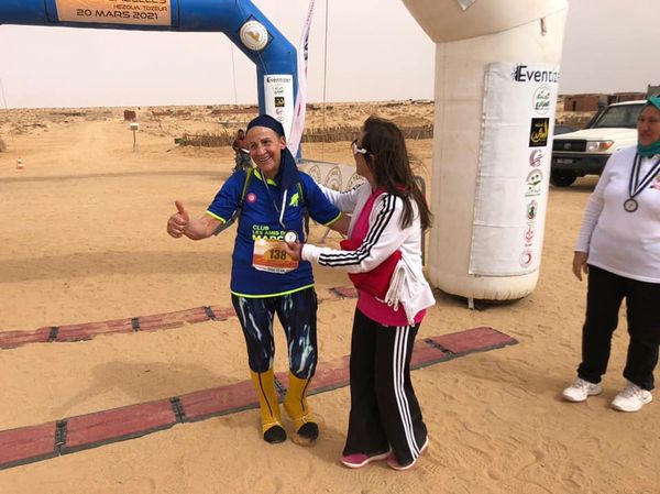 Nora Dhaoui a été la plus ancienne athlète féminine (catégorie Master 3) à terminer la distance de 25 KM dans le désert sauvage de Hezoua.