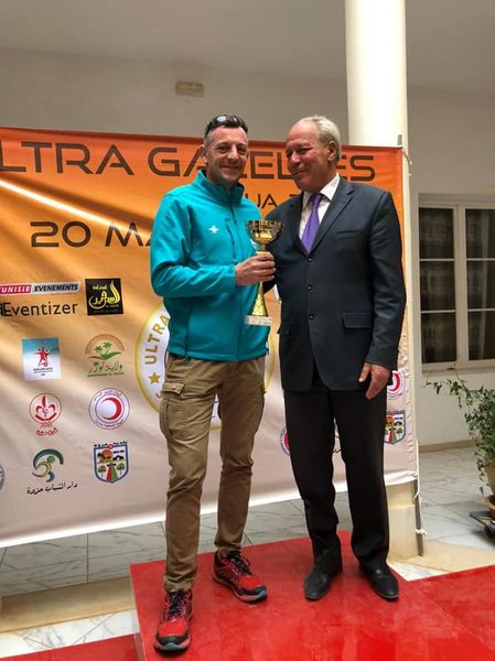Le commissaire de Hazwa a honoré le français, Mr Jocelyn David, pour sa participation à la première édition de l'Ultra Trail: Gazelles Sahara, dans la course de 25km.